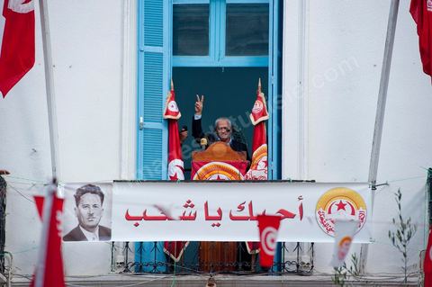 14 janvier 2012 : Houssine Abassi, nouveau secrétaire général de l'UGTT fait un discours sur la place Mohamed Ali au siège historique du syndicat, lieu de rassemblement il y a un an des grands manifestations de la révolution. Commémoration à Tunis du premier anniversaire de la Révolution tunisienne, le 14 janvier étant la date de la fuite de l'ex Président vers l'Arabie Saoudide. 