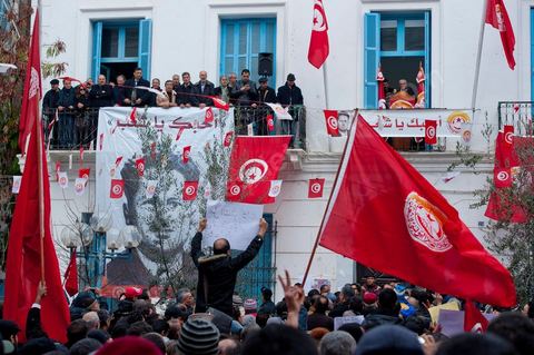 14 janvier 2012 : Houssine Abassi, nouveau secrétaire général de l'UGTT fait un discours sur la place Mohamed Ali au siège historique du syndicat, lieu de rassemblement il y a un an des grands manifestations de la révolution. Commémoration à Tunis du premier anniversaire de la Révolution tunisienne, le 14 janvier étant la date de la fuite de l'ex Président vers l'Arabie Saoudide. 