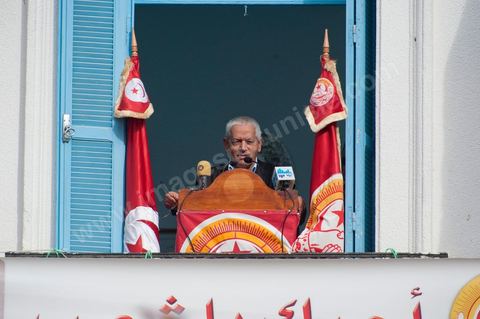 14 janvier 2012 : Houssine Abassi, nouveau secrétaire général de l'UGTT fait un discours sur la place Mohamed Ali au siège historique du syndicat, lieu de rassemblement il y a un an des grands manifestations de la révolution. Commémoration à Tunis du premier anniversaire de la Révolution tunisienne, le 14 janvier étant la date de la fuite de l'ex Président vers l'Arabie Saoudide. 