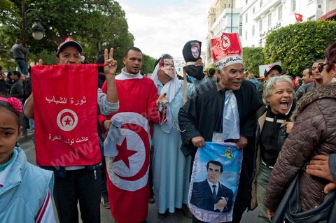 14 janvier 2012 : Manifestants prendissant des portraits barré de Ben Ali sur l'avenue habib Bourguiba lors de la Commémoration à Tunis du premier anniversaire de la Révolution tunisienne; le 14 janvier étant la date de la fuite de l'ex Président vers l'Arabie Saoudide.