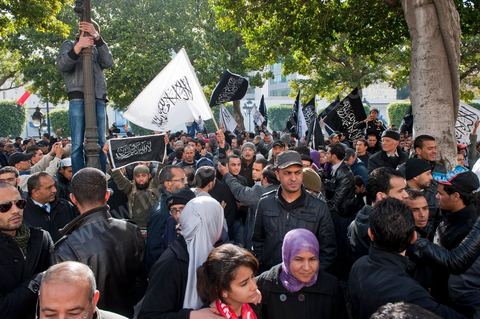 14 janvier 2012 : Manifestation des militants du parti Hizb ut-Tahrir sur l'avenue aux cris de "Tunisie, Etat islamique". Commémoration à Tunis du premier anniversaire de la Révolution tunisienne, le 14 janvier étant la date de la fuite de l'ex Président vers l'Arabie Saoudide. 