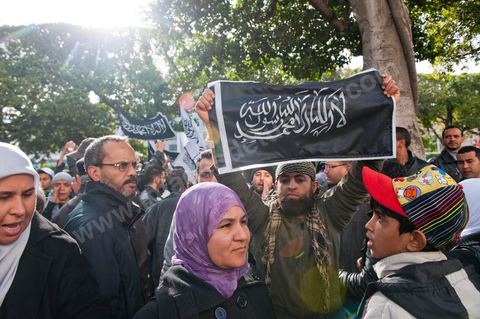 14 janvier 2012 : Manifestation des militants du parti Hizb ut-Tahrir sur l'avenue aux cris de "Tunisie, Etat islamique". Commémoration à Tunis du premier anniversaire de la Révolution tunisienne, le 14 janvier étant la date de la fuite de l'ex Président vers l'Arabie Saoudide. 