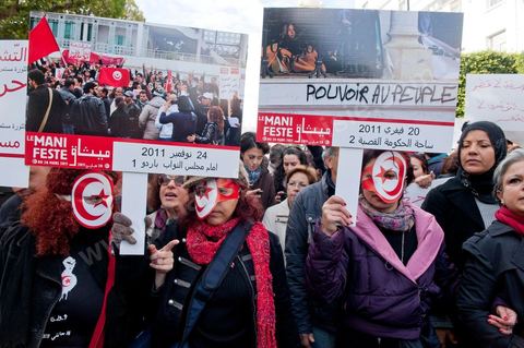 14 janvier 2012 : Deux jeunes femmes promènent sur l'avenue une expo de photos de la Révolution tunisienne au nom du Manifeste du 20 mars 2011. Commémoration à Tunis du premier anniversaire de la Révolution tunisienne, le 14 janvier étant la date de la fuite de l'ex Président vers l'Arabie Saoudide. 