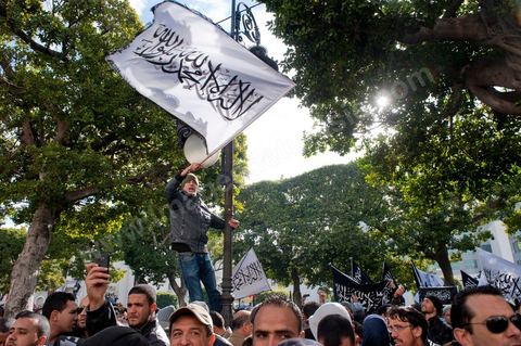 14 janvier 2012 : Manifestation des militants du parti Hizb ut-Tahrir sur l'avenue aux cris de "Tunisie, Etat islamique". Commémoration à Tunis du premier anniversaire de la Révolution tunisienne, le 14 janvier étant la date de la fuite de l'ex Président vers l'Arabie Saoudide. 