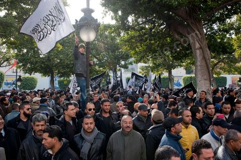14 janvier 2012 : Manifestation des militants du parti Hizb ut-Tahrir sur l'avenue aux cris de "Tunisie, Etat islamique". Commémoration à Tunis du premier anniversaire de la Révolution tunisienne, le 14 janvier étant la date de la fuite de l'ex Président vers l'Arabie Saoudide. 