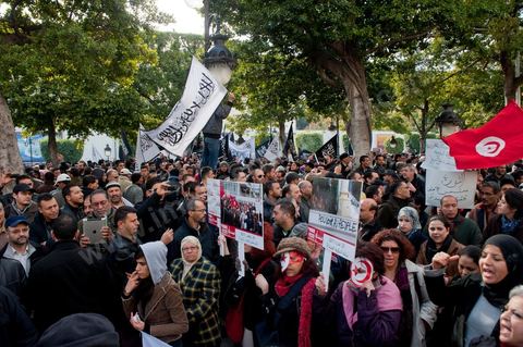 14 janvier 2012 : Manifestation des militants du parti Hizb ut-Tahrir sur l'avenue aux cris de "Tunisie, Etat islamique". Commémoration à Tunis du premier anniversaire de la Révolution tunisienne, le 14 janvier étant la date de la fuite de l'ex Président vers l'Arabie Saoudide. 