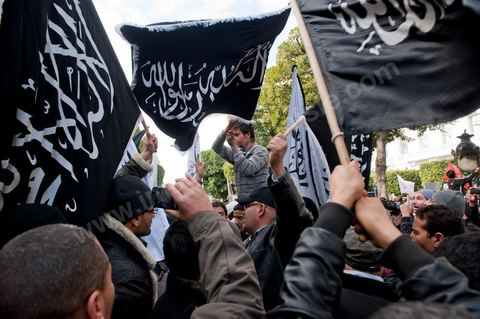 14 janvier 2012 : Manifestation des militants du parti Hizb ut-Tahrir sur l'avenue aux cris de "Tunisie, Etat islamique". Commémoration à Tunis du premier anniversaire de la Révolution tunisienne, le 14 janvier étant la date de la fuite de l'ex Président vers l'Arabie Saoudide. 