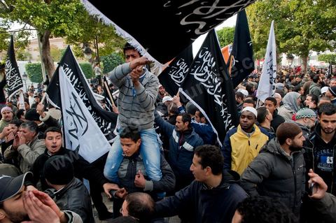 14 janvier 2012 : Manifestation des militants du parti Hizb ut-Tahrir sur l'avenue aux cris de "Tunisie, Etat islamique". Commémoration à Tunis du premier anniversaire de la Révolution tunisienne, le 14 janvier étant la date de la fuite de l'ex Président vers l'Arabie Saoudide. 