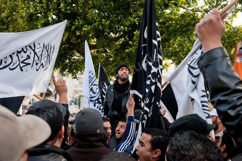 14 janvier 2012 : Manifestation des militants du parti Hizb ut-Tahrir sur l'avenue aux cris de "Tunisie, Etat islamique". Commémoration à Tunis du premier anniversaire de la Révolution tunisienne, le 14 janvier étant la date de la fuite de l'ex Président vers l'Arabie Saoudide. 