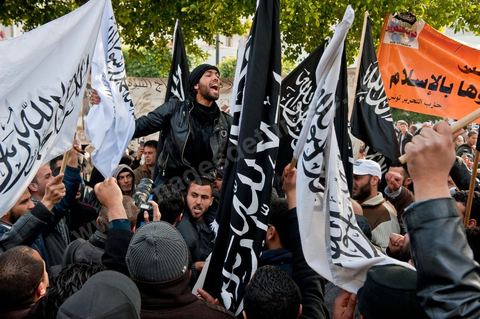 14 janvier 2012 : Manifestation des militants du parti Hizb ut-Tahrir sur l'avenue aux cris de "Tunisie, Etat islamique". Commémoration à Tunis du premier anniversaire de la Révolution tunisienne, le 14 janvier étant la date de la fuite de l'ex Président vers l'Arabie Saoudide. 