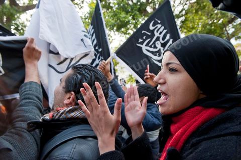 14 janvier 2012 : une jeune femme défile avec les militants du parti Hizb ut-Tahrir sur l'avenue aux cris de "Tunisie, Etat islamique". commémoration à Tunis du premier anniversaire de la Révolution tunisienne, le 14 janvier étant la date de la fuite de l'ex Président vers l'Arabie Saoudide. 