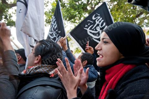 14 janvier 2012 : une jeune femme défile avec les militants du parti Hizb ut-Tahrir sur l'avenue aux cris de "Tunisie, Etat islamique". commémoration à Tunis du premier anniversaire de la Révolution tunisienne, le 14 janvier étant la date de la fuite de l'ex Président vers l'Arabie Saoudide. 