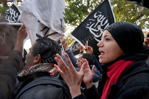 14 janvier 2012 : une jeune femme défile avec les militants du parti Hizb ut-Tahrir sur l'avenue aux cris de "Tunisie, Etat islamique". commémoration à Tunis du premier anniversaire de la Révolution tunisienne, le 14 janvier étant la date de la fuite de l'ex Président vers l'Arabie Saoudide. 