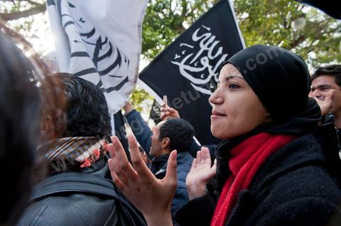 14 janvier 2012 : une jeune femme défile avec les militants du parti Hizb ut-Tahrir sur l'avenue aux cris de "Tunisie, Etat islamique". commémoration à Tunis du premier anniversaire de la Révolution tunisienne, le 14 janvier étant la date de la fuite de l'ex Président vers l'Arabie Saoudide. 