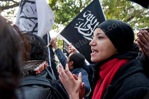14 janvier 2012 : une jeune femme défile avec les militants du parti Hizb ut-Tahrir sur l'avenue aux cris de "Tunisie, Etat islamique". commémoration à Tunis du premier anniversaire de la Révolution tunisienne, le 14 janvier étant la date de la fuite de l'ex Président vers l'Arabie Saoudide. 