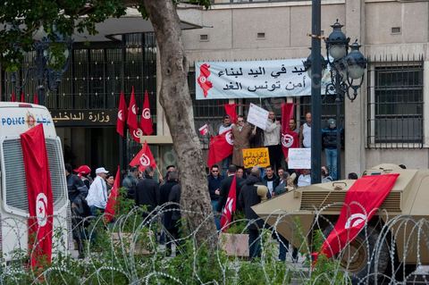 14 janvier 2012 : devant le ministère de l'Intérieur, les syndicalistes de la police affichent leurs contestations lors de la commémoration à Tunis du premier anniversaire de la Révolution tunisienne, le 14 janvier étant la date de la fuite de l'ex Président vers l'Arabie Saoudide. 