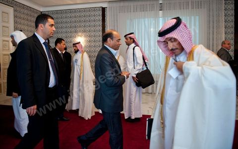 14 janvier 2012 : Moncef Marzouki, Président de la République tunisienne vient d'accueillir l'Emir du Qatar et toute sa délégation au palais des congrès de Tunispour la commémoration à Tunis du premier anniversaire de la Révolution tunisienne, le 14 janvier étant la date de la fuite de l'ex Président vers l'Arabie Saoudide. 