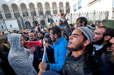 23 janvier manifestation de salafistes devant le Tribunal de Tunis au matin du procès contre NesmaTV pour la diffussion en octobre du film Persepolis.