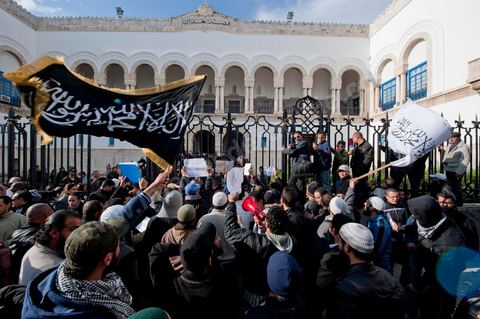 23 janvier manifestation de salafistes devant le Tribunal de Tunis au matin du procès contre NesmaTV pour la diffussion en octobre du film Persepolis.