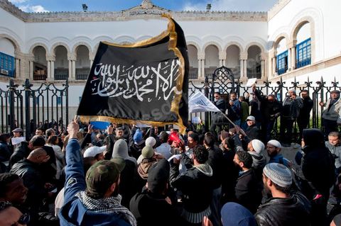 23 janvier manifestation de salafistes devant le Tribunal de Tunis au matin du procès contre NesmaTV pour la diffussion en octobre du film Persepolis.