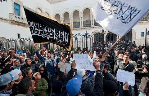 23 janvier manifestation de salafistes devant le Tribunal de Tunis au matin du procès contre NesmaTV pour la diffussion en octobre du film Persepolis.