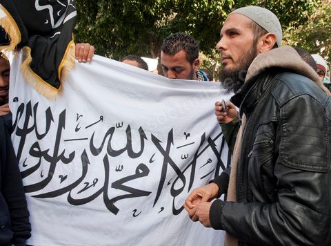 23 janvier manifestation de salafistes devant le Tribunal de Tunis au matin du procès contre NesmaTV pour la diffussion en octobre du film Persepolis.