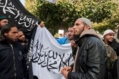 23 janvier manifestation de salafistes devant le Tribunal de Tunis au matin du procès contre NesmaTV pour la diffussion en octobre du film Persepolis.