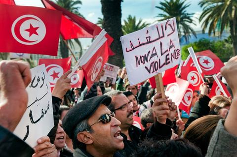 28 janvier : à Tunis près de 10 000 manifestations se sont réunis à l'appel de la société civile et dela nouvelle coalition politique et d'opposition pour une marche pacifique contre la violence, pour les libertés d'expression et pour défendre et promouvoir les valeurs démocratiques de la Révolution. La contre manifestation classique des militants d'Ennahdha est restée quasi inaperçue face à la masse inportante des manifestants pour "défendre les libertés individeuelles et publiques " et protester contre " la violence et l'extrémisme religieux".