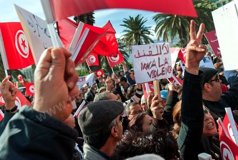 28 janvier : à Tunis près de 10 000 manifestations se sont réunis à l'appel de la société civile et dela nouvelle coalition politique et d'opposition pour une marche pacifique contre la violence, pour les libertés d'expression et pour défendre et promouvoir les valeurs démocratiques de la Révolution. La contre manifestation classique des militants d'Ennahdha est restée quasi inaperçue face à la masse inportante des manifestants pour "défendre les libertés individeuelles et publiques " et protester contre " la violence et l'extrémisme religieux".