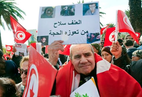 28 janvier : à Tunis près de 10 000 manifestations se sont réunis à l'appel de la société civile et dela nouvelle coalition politique et d'opposition pour une marche pacifique contre la violence, pour les libertés d'expression et pour défendre et promouvoir les valeurs démocratiques de la Révolution. La contre manifestation classique des militants d'Ennahdha est restée quasi inaperçue face à la masse inportante des manifestants pour "défendre les libertés individeuelles et publiques " et protester contre " la violence et l'extrémisme religieux".