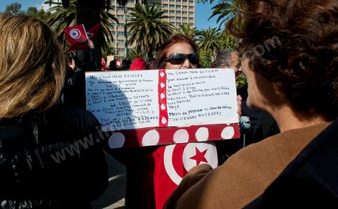 28 janvier : à Tunis près de 10 000 manifestations se sont réunis à l'appel de la société civile et dela nouvelle coalition politique et d'opposition pour une marche pacifique contre la violence, pour les libertés d'expression et pour défendre et promouvoir les valeurs démocratiques de la Révolution. La contre manifestation classique des militants d'Ennahdha est restée quasi inaperçue face à la masse inportante des manifestants pour "défendre les libertés individeuelles et publiques " et protester contre " la violence et l'extrémisme religieux".