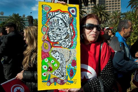 28 janvier : à Tunis près de 10 000 manifestations se sont réunis à l'appel de la société civile et dela nouvelle coalition politique et d'opposition pour une marche pacifique contre la violence, pour les libertés d'expression et pour défendre et promouvoir les valeurs démocratiques de la Révolution. La contre manifestation classique des militants d'Ennahdha est restée quasi inaperçue face à la masse inportante des manifestants pour "défendre les libertés individeuelles et publiques " et protester contre " la violence et l'extrémisme religieux".