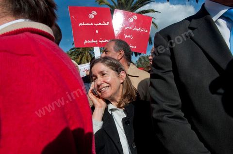 28 janvier : Maya Jribi, du PDP, leaders de la nouvelle coalition de l'opposition à Tunis près de 10 000 manifestations se sont réunis à l'appel de la société civile et dela nouvelle coalition politique et d'opposition pour une marche pacifique contre la violence, pour les libertés d'expression et pour défendre et promouvoir les valeurs démocratiques de la Révolution. La contre manifestation classique des militants d'Ennahdha est restée quasi inaperçue face à la masse inportante des manifestants pour "défendre les libertés individeuelles et publiques " et protester contre " la violence et l'extrémisme religieux".