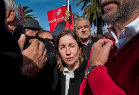 28 janvier : Maya Jribi, du PDP, leaders de la nouvelle coalition de l'opposition à Tunis près de 10 000 manifestations se sont réunis à l'appel de la société civile et dela nouvelle coalition politique et d'opposition pour une marche pacifique contre la violence, pour les libertés d'expression et pour défendre et promouvoir les valeurs démocratiques de la Révolution. La contre manifestation classique des militants d'Ennahdha est restée quasi inaperçue face à la masse inportante des manifestants pour "défendre les libertés individeuelles et publiques " et protester contre " la violence et l'extrémisme religieux".