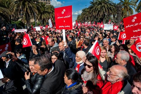 28 janvier : à Tunis près de 10 000 manifestations se sont réunis à l'appel de la société civile et dela nouvelle coalition politique et d'opposition pour une marche pacifique contre la violence, pour les libertés d'expression et pour défendre et promouvoir les valeurs démocratiques de la Révolution. La contre manifestation classique des militants d'Ennahdha est restée quasi inaperçue face à la masse inportante des manifestants pour "défendre les libertés individeuelles et publiques " et protester contre " la violence et l'extrémisme religieux".