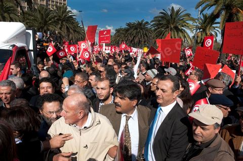 28 janvier : les leaders de la nouvelle coalition de l'opposition en tête du cortège de a manifestation.  A Tunis près de 10 000 manifestations se sont réunis à l'appel de la société civile et dela nouvelle coalition politique et d'opposition pour une marche pacifique contre la violence, pour les libertés d'expression et pour défendre et promouvoir les valeurs démocratiques de la Révolution. La contre manifestation classique des militants d'Ennahdha est restée quasi inaperçue face à la masse inportante des manifestants pour "défendre les libertés individeuelles et publiques " et protester contre " la violence et l'extrémisme religieux".