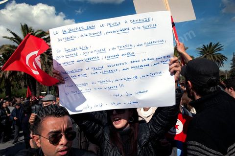 28 janvier : les leaders de la nouvelle coalition de l'opposition en tête du cortège de a manifestation.  A Tunis près de 10 000 manifestations se sont réunis à l'appel de la société civile et dela nouvelle coalition politique et d'opposition pour une marche pacifique contre la violence, pour les libertés d'expression et pour défendre et promouvoir les valeurs démocratiques de la Révolution. La contre manifestation classique des militants d'Ennahdha est restée quasi inaperçue face à la masse inportante des manifestants pour "défendre les libertés individeuelles et publiques " et protester contre " la violence et l'extrémisme religieux".