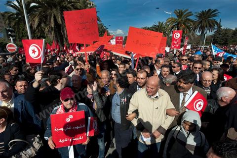 28 janvier : les leaders de la nouvelle coalition de l'opposition en tête du cortège de a manifestation.  A Tunis près de 10 000 manifestations se sont réunis à l'appel de la société civile et dela nouvelle coalition politique et d'opposition pour une marche pacifique contre la violence, pour les libertés d'expression et pour défendre et promouvoir les valeurs démocratiques de la Révolution. La contre manifestation classique des militants d'Ennahdha est restée quasi inaperçue face à la masse inportante des manifestants pour "défendre les libertés individeuelles et publiques " et protester contre " la violence et l'extrémisme religieux".