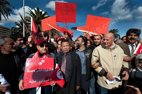 28 janvier : les leaders de la nouvelle coalition de l'opposition en tête du cortège de a manifestation.  A Tunis près de 10 000 manifestations se sont réunis à l'appel de la société civile et dela nouvelle coalition politique et d'opposition pour une marche pacifique contre la violence, pour les libertés d'expression et pour défendre et promouvoir les valeurs démocratiques de la Révolution. La contre manifestation classique des militants d'Ennahdha est restée quasi inaperçue face à la masse inportante des manifestants pour "défendre les libertés individeuelles et publiques " et protester contre " la violence et l'extrémisme religieux".