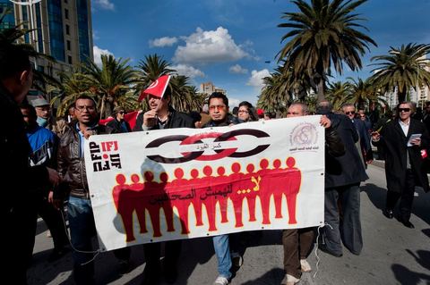 28 janvier : Le syndicat National des Journalistes tunisiens à Tunis près de 10 000 manifestations se sont réunis à l'appel de la société civile et dela nouvelle coalition politique et d'opposition pour une marche pacifique contre la violence, pour les libertés d'expression et pour défendre et promouvoir les valeurs démocratiques de la Révolution. La contre manifestation classique des militants d'Ennahdha est restée quasi inaperçue face à la masse inportante des manifestants pour "défendre les libertés individeuelles et publiques " et protester contre " la violence et l'extrémisme religieux".