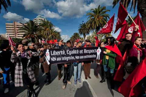 28 janvier : à Tunis près de 10 000 manifestations se sont réunis à l'appel de la société civile et dela nouvelle coalition politique et d'opposition pour une marche pacifique contre la violence, pour les libertés d'expression et pour défendre et promouvoir les valeurs démocratiques de la Révolution. La contre manifestation classique des militants d'Ennahdha est restée quasi inaperçue face à la masse inportante des manifestants pour "défendre les libertés individeuelles et publiques " et protester contre " la violence et l'extrémisme religieux".
