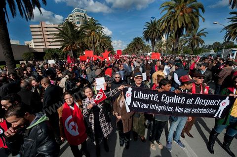 28 janvier : à Tunis près de 10 000 manifestations se sont réunis à l'appel de la société civile et dela nouvelle coalition politique et d'opposition pour une marche pacifique contre la violence, pour les libertés d'expression et pour défendre et promouvoir les valeurs démocratiques de la Révolution. La contre manifestation classique des militants d'Ennahdha est restée quasi inaperçue face à la masse inportante des manifestants pour "défendre les libertés individeuelles et publiques " et protester contre " la violence et l'extrémisme religieux".