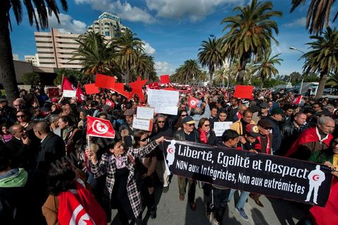 28 janvier : à Tunis près de 10 000 manifestations se sont réunis à l'appel de la société civile et dela nouvelle coalition politique et d'opposition pour une marche pacifique contre la violence, pour les libertés d'expression et pour défendre et promouvoir les valeurs démocratiques de la Révolution. La contre manifestation classique des militants d'Ennahdha est restée quasi inaperçue face à la masse inportante des manifestants pour "défendre les libertés individeuelles et publiques " et protester contre " la violence et l'extrémisme religieux".
