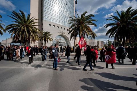 28 janvier : à Tunis près de 10 000 manifestations se sont réunis à l'appel de la société civile et dela nouvelle coalition politique et d'opposition pour une marche pacifique contre la violence, pour les libertés d'expression et pour défendre et promouvoir les valeurs démocratiques de la Révolution. La contre manifestation classique des militants d'Ennahdha est restée quasi inaperçue face à la masse inportante des manifestants pour "défendre les libertés individeuelles et publiques " et protester contre " la violence et l'extrémisme religieux".