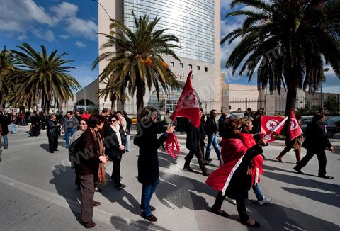 28 janvier : à Tunis près de 10 000 manifestations se sont réunis à l'appel de la société civile et dela nouvelle coalition politique et d'opposition pour une marche pacifique contre la violence, pour les libertés d'expression et pour défendre et promouvoir les valeurs démocratiques de la Révolution. La contre manifestation classique des militants d'Ennahdha est restée quasi inaperçue face à la masse inportante des manifestants pour "défendre les libertés individeuelles et publiques " et protester contre " la violence et l'extrémisme religieux".