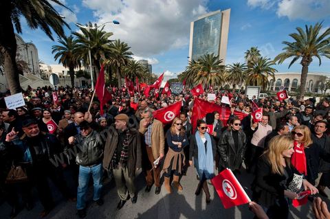 28 janvier : à Tunis près de 10 000 manifestations se sont réunis à l'appel de la société civile et dela nouvelle coalition politique et d'opposition pour une marche pacifique contre la violence, pour les libertés d'expression et pour défendre et promouvoir les valeurs démocratiques de la Révolution. La contre manifestation classique des militants d'Ennahdha est restée quasi inaperçue face à la masse inportante des manifestants pour "défendre les libertés individeuelles et publiques " et protester contre " la violence et l'extrémisme religieux".