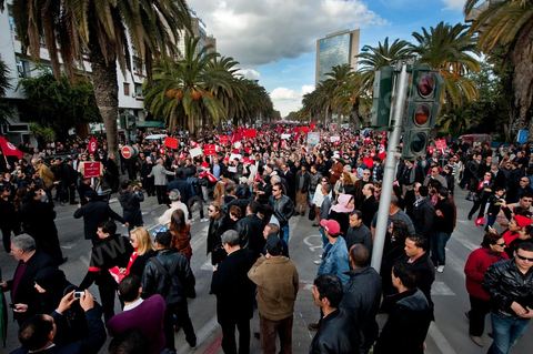 28 janvier : à Tunis, sur la place du 14 janvier 2011,  près de 10 000 manifestations se sont réunis à l'appel de la société civile et dela nouvelle coalition politique et d'opposition pour une marche pacifique contre la violence, pour les libertés d'expression et pour défendre et promouvoir les valeurs démocratiques de la Révolution. La contre manifestation classique des militants d'Ennahdha est restée quasi inaperçue face à la masse inportante des manifestants pour "défendre les libertés individeuelles et publiques " et protester contre " la violence et l'extrémisme religieux".