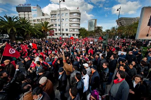 28 janvier : à Tunis, sur la place du 14 janvier 2011,  près de 10 000 manifestations se sont réunis à l'appel de la société civile et dela nouvelle coalition politique et d'opposition pour une marche pacifique contre la violence, pour les libertés d'expression et pour défendre et promouvoir les valeurs démocratiques de la Révolution. La contre manifestation classique des militants d'Ennahdha est restée quasi inaperçue face à la masse inportante des manifestants pour "défendre les libertés individeuelles et publiques " et protester contre " la violence et l'extrémisme religieux".