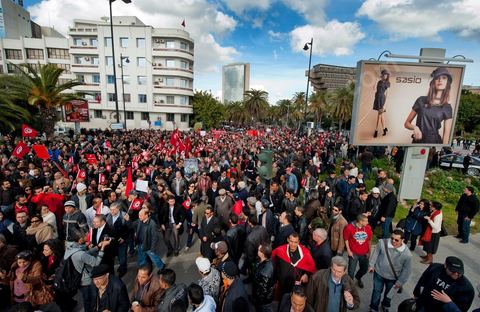 28 janvier : à Tunis, sur la place du 14 janvier 2011,  près de 10 000 manifestations se sont réunis à l'appel de la société civile et dela nouvelle coalition politique et d'opposition pour une marche pacifique contre la violence, pour les libertés d'expression et pour défendre et promouvoir les valeurs démocratiques de la Révolution. La contre manifestation classique des militants d'Ennahdha est restée quasi inaperçue face à la masse inportante des manifestants pour "défendre les libertés individeuelles et publiques " et protester contre " la violence et l'extrémisme religieux".