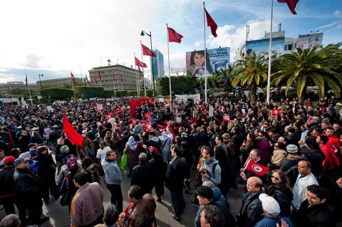 28 janvier : à Tunis, sur la place du 14 janvier 2011,  près de 10 000 manifestations se sont réunis à l'appel de la société civile et dela nouvelle coalition politique et d'opposition pour une marche pacifique contre la violence, pour les libertés d'expression et pour défendre et promouvoir les valeurs démocratiques de la Révolution. La contre manifestation classique des militants d'Ennahdha est restée quasi inaperçue face à la masse inportante des manifestants pour "défendre les libertés individeuelles et publiques " et protester contre " la violence et l'extrémisme religieux".